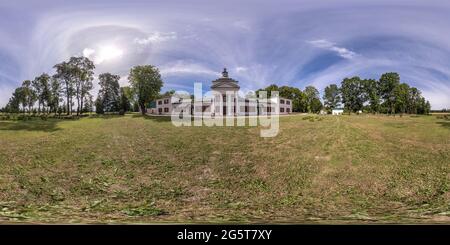 GRODNO, BÉLARUS - JUILLET 2020 : panorama hri sphérique sans couture à 360 degrés vue d'angle près du château restauré projection équirectangulaire. VR AR conte Banque D'Images