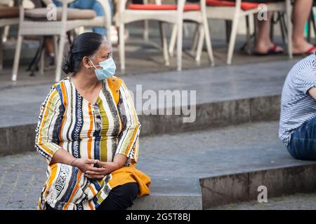 Photo d'une femme indienne âgée assise dans les rues de Belgrade, en Serbie, tout en portant un masque facial protecteur, pendant le coronavirus 2020 2021 co Banque D'Images