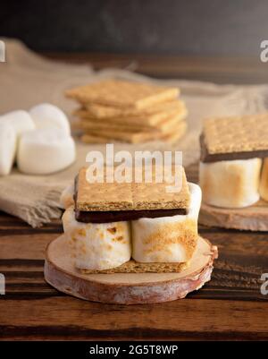Smores fait maison sur une table en bois qui sont le parfait Camping Traiter Banque D'Images