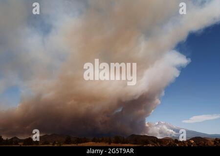 Oakland, États-Unis. 28 juin 2021. Le feu de Lava, près du mont Shasta et du lac Shastina dans le comté de Siskiyou, a triplé en taille pendant la nuit et a brûlé 13,300 acres le lundi 28 juin 2021 à Oakland, en Californie (photo de Paul Kuroda/Sipa USA) crédit: SIPA USA/Alay Live News Banque D'Images