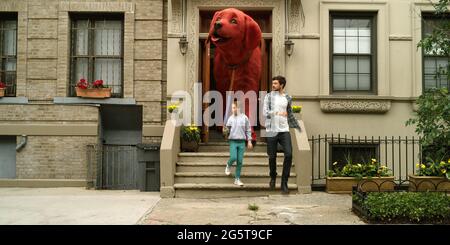 DATE DE SORTIE: 17 septembre 2021 TITRE: Clifford The Big Red Dog STUDIO: Paramount Pictures DIRECTEUR: Walt Becker PARCELLE: L'amour d'une jeune fille pour un petit chiot appelé Clifford fait pousser le chien à une taille énorme. AVEC: CAMP DE DARBY ET JACK WHITEHALL. (Image de crédit : © Paramount Pictures/Entertainment Pictures) Banque D'Images