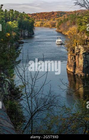 Couleur d'automne et beau bleu des Dalles de la rivière Sainte-Croix avec la Reine des chutes Taylors amarrée au parc national Interstate. Banque D'Images