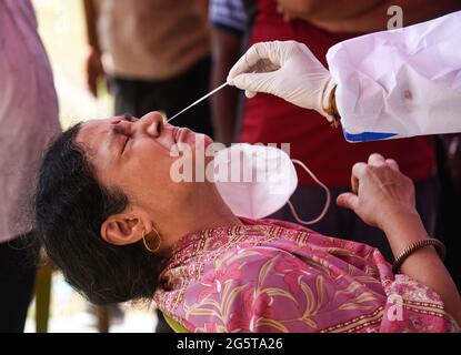 Guwahati, Assam, Inde. 21 octobre 2020. Un travailleur de la santé en équipement de protection individuelle (EPI) prélève un échantillon d'écouvillon nasal auprès d'un patient pendant le test rapide d'antigène Covid-19 (RAT), dans un centre de collecte de Swab. Crédit : David Talukdar/ZUMA Wire/Alay Live News Banque D'Images