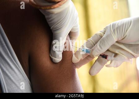 Barpeta, Assam, Inde. 6 mars 2021. Un homme est vacciné contre le COVID-19 (Bharat Biotech COVAXIN) dans un hôpital gouvernemental de Barpeta, car l'Inde est entrée dans la deuxième phase de sa campagne de vaccination avec deux vaccins fabriqués en Inde Covishield et Covaxin. Crédit : David Talukdar/ZUMA Wire/Alay Live News Banque D'Images