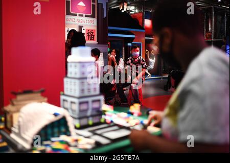 East Rutherford, États-Unis. 29 juin 2021. Une famille déjeunera alors qu'elle visitera Legoland à l'American Dream Entertainment Mall, une partie du complexe sportif Meadowlands, à Rutherford, New Jersey, le 29 juin 2021. L'aquarium Sea Life et le Lego Center sont adjacents. (Photo par Anthony Behar/Sipa USA) crédit: SIPA USA/Alay Live News Banque D'Images