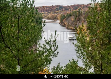 Arbres permanents qui encadrent les Dalles de la rivière Sainte-Croix à l'automne, tandis que la Reine des chutes Taylors est ancrée à Taylors Falls, au Minnesota Banque D'Images