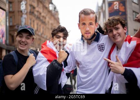 Londres, Royaume-Uni. 29 juin 2021. Fan de football fêtez le deuxième but du joueur dans le jeu ce soir.des centaines de fans de football d'Angleterre se rassemblent et célèbrent la victoire de 2:0 sur l'Allemagne dans le tour de 16 de l'UEFA Euro 2020 ce soir. Ils chantent « le football arrive à la maison » et sont impatients de participer aux quarts de finale contre la Suède ou l'Ukraine ce samedi. Crédit : SOPA Images Limited/Alamy Live News Banque D'Images