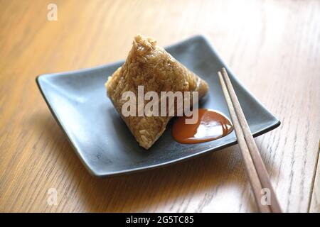 Vue rapprochée de Zongzi, boulonnage de riz pour le festival traditionnel des bateaux-dragons. Banque D'Images