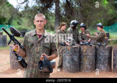 Portrait du joueur de paintball d'homme confiant avec marqueur prêt pour le jeu Banque D'Images