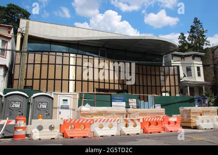 New York, États-Unis. 15 juin 2021. Nouvelle construction d'un bâtiment situé en face de l'ancienne maison et du musée actuel de Louis Armstrong. Un centre communautaire d'expositions, de conférences et de discussions sera ouvert ici cet été comme prolongement du musée. Satchmo est mort le 06.07.1971 - il est toujours considéré comme l'un des meilleurs trompettistes de l'histoire du jazz. (Au portrait de dpa 'Louis Armstrong: Il y a 50 ans le 'roi de Jazz' est mort) Credit: Christina Horsten/dpa/Alay Live News Banque D'Images