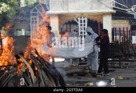 New Delhi, Inde. 16 avril 2021. Les parents d'une victime décédée de Covid-19 exécutent les derniers rites lors d'une crémation au crématorium de Nigambodh Ghat à Delhi. Credit: Vijay Pandey/ZUMA Wire/Alay Live News Banque D'Images