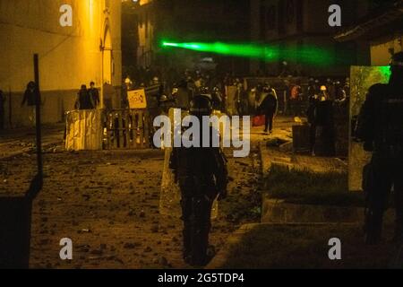 Medellin, Antioquia - Colombie le 28 juin 2021. Alors que les affrontements se poursuivent jusqu'à la nuit, la police anti-émeute de Colombie utilise des gaz lacrymogènes et des grenades à coup de bombe tandis que les manifestations anti-gouvernementales se manifestent en heurtant des manifestants et la police anti-émeute de Colombie (ESMAD), au milieu de tensions politiques contre le gouvernement du président Ivan Duque, Brutalités policières et inégalités alors que la Colombie marque un deuxième mois de manifestations anti-gouvernementales, à Pasto, Narino - Colombie, le 28 juin 2021. Banque D'Images