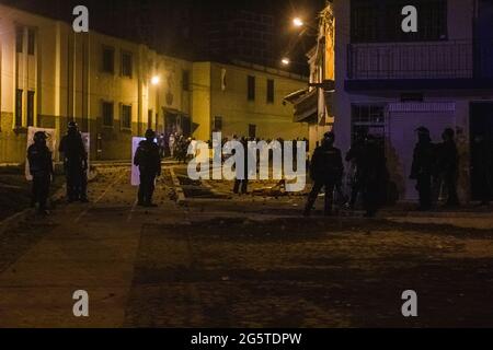 Medellin, Antioquia - Colombie le 28 juin 2021. Alors que les affrontements se poursuivent jusqu'à la nuit, la police anti-émeute de Colombie utilise des gaz lacrymogènes et des grenades à coup de bombe tandis que les manifestations anti-gouvernementales se manifestent en heurtant des manifestants et la police anti-émeute de Colombie (ESMAD), au milieu de tensions politiques contre le gouvernement du président Ivan Duque, Brutalités policières et inégalités alors que la Colombie marque un deuxième mois de manifestations anti-gouvernementales, à Pasto, Narino - Colombie, le 28 juin 2021. Banque D'Images