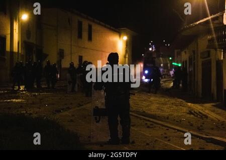 Medellin, Antioquia - Colombie le 28 juin 2021. Alors que les affrontements se poursuivent jusqu'à la nuit, la police anti-émeute de Colombie utilise des gaz lacrymogènes et des grenades à coup de bombe tandis que les manifestations anti-gouvernementales se manifestent en heurtant des manifestants et la police anti-émeute de Colombie (ESMAD), au milieu de tensions politiques contre le gouvernement du président Ivan Duque, Brutalités policières et inégalités alors que la Colombie marque un deuxième mois de manifestations anti-gouvernementales, à Pasto, Narino - Colombie, le 28 juin 2021. Banque D'Images