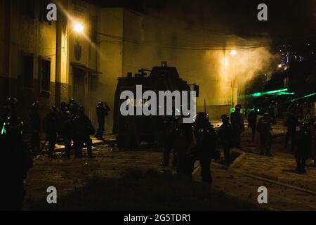 Medellin, Antioquia - Colombie le 28 juin 2021. Alors que les affrontements se poursuivent jusqu'à la nuit, la police anti-émeute de Colombie utilise des gaz lacrymogènes et des grenades à coup de bombe tandis que les manifestations anti-gouvernementales se manifestent en heurtant des manifestants et la police anti-émeute de Colombie (ESMAD), au milieu de tensions politiques contre le gouvernement du président Ivan Duque, Brutalités policières et inégalités alors que la Colombie marque un deuxième mois de manifestations anti-gouvernementales, à Pasto, Narino - Colombie, le 28 juin 2021. Banque D'Images