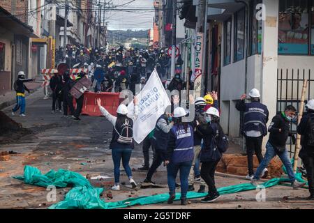 Medellin, Antioquia - Colombie le 28 juin 2021. Un comité de défense des droits de l'homme tente d'arrêter la confrontation alors que les manifestations anti-gouvernementales se manifestent en heurts entre les manifestants et la police anti-émeute de Colombie (ESMAD), au milieu des tensions politiques contre le gouvernement du président Ivan Duque, des cas de brutalité policière et des inégalités alors que la Colombie marque un deuxième mois de manifestations anti-gouvernementales, à Pasto, Narino - Colombie le 28 juin 2021. Banque D'Images