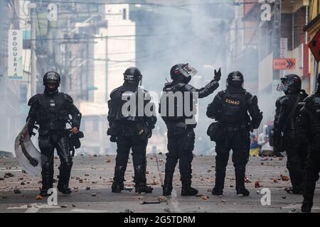 Medellin, Antioquia - Colombie le 28 juin 2021. Un groupe de policiers anti-émeutes (ESMAD) se cache derrière un nuage de gaz lacrymogène alors que les manifestations anti-gouvernementales se manifestent dans des affrontements entre les manifestants et la police anti-émeute de Colombie (ESMAD), au milieu des tensions politiques contre le gouvernement du président Ivan Duque, des cas de brutalité policière et des inégalités alors que la Colombie marque un deuxième mois de manifestations anti-gouvernementales. In, Pasto, Narino - Colombie le 28 juin 2021. Banque D'Images