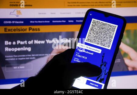 Sur cette photo, l'application Excelsior Pass fournit une preuve numérique de la vaccination COVID-19 ou des résultats de test négatifs affichés sur l'écran d'un smartphone. Crédit : SOPA Images Limited/Alamy Live News Banque D'Images