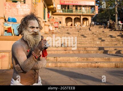 Moine hindou religieux avec visage blanc peint à Varanasi Inde, Asie. Banque D'Images