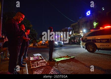 Jérusalem, Israël. 29 juin 2021 . Le 29 juin, la police israélienne avait enlevé les postes de contrôle aux entrées du quartier Sheikh Jarrah. Après six semaines, l'entrée du néigerbhoog n'était pas limitée, ce qui a conduit à des confrontations entre Palestiniens et colons juifs, qui ont été dispersés par la police. (Photo par Matan Golan/Alay Live News) Banque D'Images