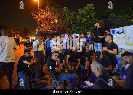 Jérusalem, Israël. 29 juin 2021 . Le 29 juin, la police israélienne avait enlevé les postes de contrôle aux entrées du quartier Sheikh Jarrah. Après six semaines, l'entrée du néigerbhoog n'était pas limitée, ce qui a conduit à des confrontations entre Palestiniens et colons juifs, qui ont été dispersés par la police. (Photo par Matan Golan/Alay Live News) Banque D'Images