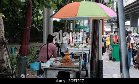 Push Cart Food Vendors près des stations de MRT du Centre national des congrès Queen Sirikit dans le quartier de Khlong Toei Bangkok Thaïlande Banque D'Images