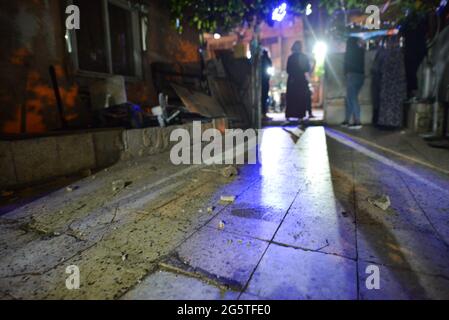 Jérusalem, Israël. 29 juin 2021 . Le 29 juin, la police israélienne avait enlevé les postes de contrôle aux entrées du quartier Sheikh Jarrah. Après six semaines, l'entrée du néigerbhoog n'était pas limitée, ce qui a conduit à des confrontations entre Palestiniens et colons juifs, qui ont été dispersés par la police. (Photo par Matan Golan/Alay Live News) Banque D'Images