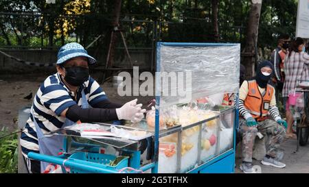 Push Cart Food Vendors près des stations de MRT du Centre national des congrès Queen Sirikit dans le quartier de Khlong Toei Bangkok Thaïlande Banque D'Images