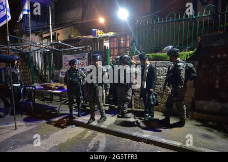 Jérusalem, Israël. 29 juin 2021 . Le 29 juin, la police israélienne avait enlevé les postes de contrôle aux entrées du quartier Sheikh Jarrah. Après six semaines, l'entrée du néigerbhoog n'était pas limitée, ce qui a conduit à des confrontations entre Palestiniens et colons juifs, qui ont été dispersés par la police. (Photo par Matan Golan/Alay Live News) Banque D'Images