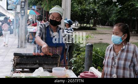 Push Cart Food Vendors près des stations de MRT du Centre national des congrès Queen Sirikit dans le quartier de Khlong Toei Bangkok Thaïlande Banque D'Images