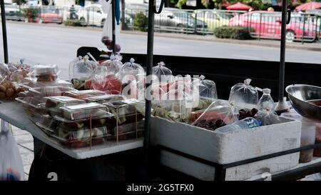 Push Cart Food Vendors près des stations de MRT du Centre national des congrès Queen Sirikit dans le quartier de Khlong Toei Bangkok Thaïlande Banque D'Images