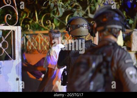 Jérusalem, Israël. 29 juin 2021 . Le 29 juin, la police israélienne avait enlevé les postes de contrôle aux entrées du quartier Sheikh Jarrah. Après six semaines, l'entrée du néigerbhoog n'était pas limitée, ce qui a conduit à des confrontations entre Palestiniens et colons juifs, qui ont été dispersés par la police. (Photo par Matan Golan/Alay Live News) Banque D'Images