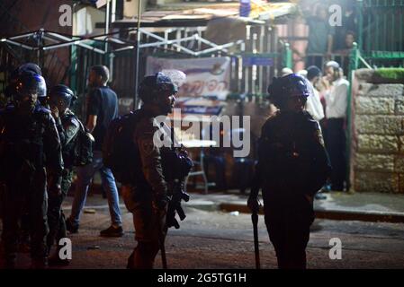 Jérusalem, Israël. 29 juin 2021 . Le 29 juin, la police israélienne avait enlevé les postes de contrôle aux entrées du quartier Sheikh Jarrah. Après six semaines, l'entrée du néigerbhoog n'était pas limitée, ce qui a conduit à des confrontations entre Palestiniens et colons juifs, qui ont été dispersés par la police. (Photo par Matan Golan/Alay Live News) Banque D'Images