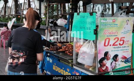 Push Cart Food Vendors près des stations de MRT du Centre national des congrès Queen Sirikit dans le quartier de Khlong Toei Bangkok Thaïlande Banque D'Images