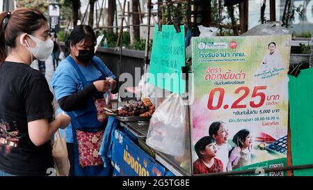 Push Cart Food Vendors près des stations de MRT du Centre national des congrès Queen Sirikit dans le quartier de Khlong Toei Bangkok Thaïlande Banque D'Images