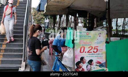 Push Cart Food Vendors près des stations de MRT du Centre national des congrès Queen Sirikit dans le quartier de Khlong Toei Bangkok Thaïlande Banque D'Images