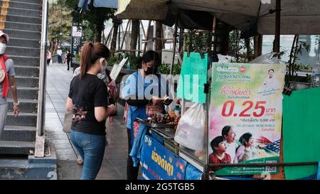 Push Cart Food Vendors près des stations de MRT du Centre national des congrès Queen Sirikit dans le quartier de Khlong Toei Bangkok Thaïlande Banque D'Images