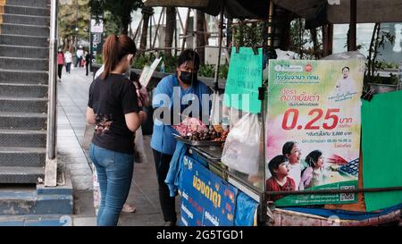 Push Cart Food Vendors près des stations de MRT du Centre national des congrès Queen Sirikit dans le quartier de Khlong Toei Bangkok Thaïlande Banque D'Images