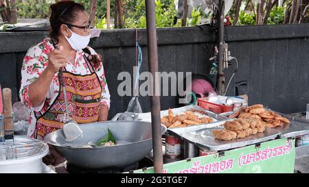 Push Cart Food Vendors près des stations de MRT du Centre national des congrès Queen Sirikit dans le quartier de Khlong Toei Bangkok Thaïlande Banque D'Images