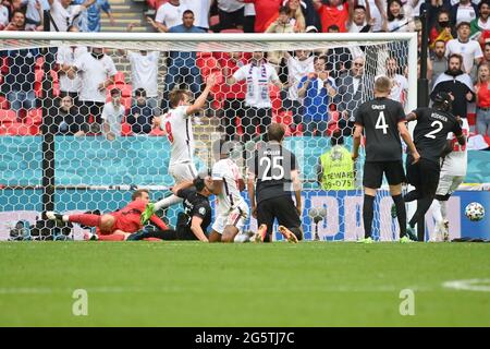 Londres, Royaume-Uni, 29/06/2021, goalchance Harry KANE (ENG/No 9) contre le goalwart Manuel NEUER (GER) et Mats HUMMELS (GER) qui par Graetsche explique, action, duels, gauche à droite goalwart Manuel NEUER (GER), Harry KANE (ENG), Mats HUMMELS (GER), Raheem STERLING (ENG), Thomas MUELLER (MvÉ ºller, GER) Round of 16, Game M44, England (ENG) - Germany (GER), le 29 juin 2021 à Londres/Grande-Bretagne. Football EM 2020 du 06/11/2021 au 07/11/2021. VÇ€ Banque D'Images