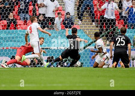 Londres, Royaume-Uni, 29/06/2021, goalchance Harry KANE (ENG/No 9) contre le goalwart Manuel NEUER (GER) et Mats HUMMELS (GER) qui par Graetsche explique, action, duels, de gauche à droite Harry KANE (ENG), goalwart Manuel NEUER (GER), Mats HUMMELS (GER), Raheem STERLING (ENG), Thomas MUELLER (MvÉ-ºller, GER), Round of 16, Game M44, England (ENG) - Germany (GER), le 29 juin 2021 à Londres/Grande-Bretagne. Football EM 2020 du 06/11/2021 au 07/11/2021. VÇ€ Banque D'Images