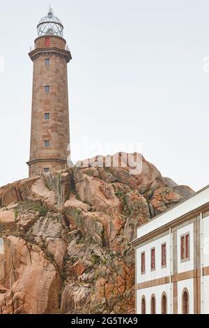 Phare dans les falaises de la côte nord de l'espagne atlantique. Vilan, Camarinas, Galice Banque D'Images