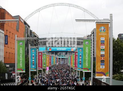 Londres, Royaume-Uni. 29 juin 2021. Les fans marchent le long de Wembley Way après le match Angleterre contre Allemagne UEFA EURO 2020 Group of 16 au stade Wembley, Londres, Royaume-Uni, le 29 juin 2020. Crédit : Paul Marriott/Alay Live News Banque D'Images