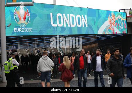 Londres, Royaume-Uni. 29 juin 2021. Les fans de football sur Wembley Way avant le match de l'UEFA EURO 2020 Group of 16 de l'Angleterre contre l'Allemagne au stade Wembley, Londres, Royaume-Uni, le 29 juin 2020. Crédit : Paul Marriott/Alay Live News Banque D'Images