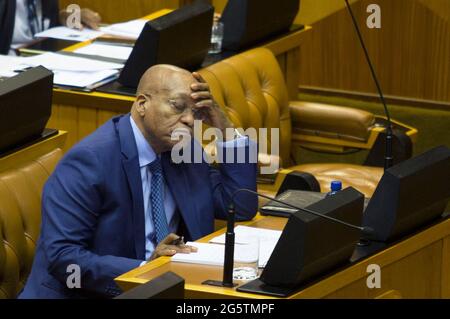 Photo du dossier datée du 17 février 2015 du président Jacob Zuma, vue au cours du débat sur l'allocution sur l'état de la nation au Parlement à Cape Town, en Afrique du Sud. Mardi, la plus haute cour sud-africaine a ordonné l'emprisonnement de Jacob Zuma, l'ancien président du pays, pour 15 mois pour outrage, après avoir défié l'ordre de comparaître devant une enquête sur la corruption, examinant les scandales financiers à couper le souffle qui ont entaché son mandat de chef du pays de 2009 à 2018. Photo de Nardus Engelbrecht/Magazine Features/ABACAPRESS.COM Banque D'Images