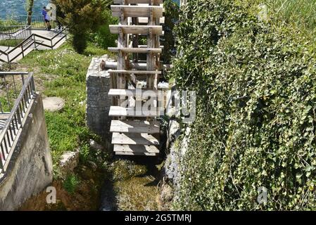 Vue de face sur l'ancien moulin à eau en bois à côté de la maison aux chutes du Rhin à Schaffhausen. Banque D'Images