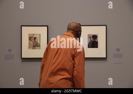 28 juin 2021, États-Unis, New York : un visiteur se tient devant deux expositions, 'portrait de self' de Claude Cahoun (l) et 'pleure femme' d'Elisabeth Hase, à l'exposition 'la nouvelle femme derrière l'appareil photo' sur les femmes photographes de la première moitié du XXe siècle au Metropolitan Museum. Le spectacle, qui présente quelque 180 images et objets par plus de 120 femmes photographes et devrait ouvrir le vendredi 2 juillet 2021, sera en vue au musée de Central Park de Manhattan jusqu'au 3 octobre 2021, a déclaré le musée. (Au musée métropolitain de dpa de New York spectacles sur les femmes photographes) Phot Banque D'Images