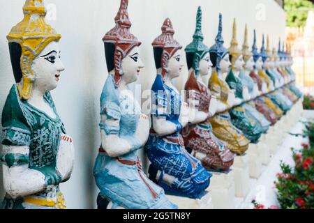 Rangées de statues d'ange colorées utilisées pour décorer les temples dans le nord de la Thaïlande. Banque D'Images