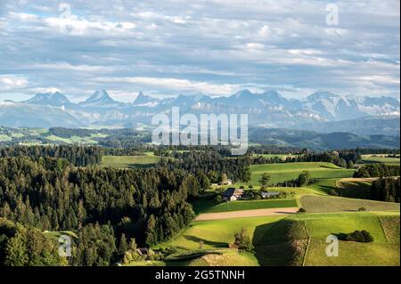 Aussicht auf das Emmental mit Berner Voralpen und Alpen von der Gegend der 'Lueg' in der Gem. Affoltern, c'est-à-dire AM 25.08.20. Foto: Markus Bolliger Banque D'Images