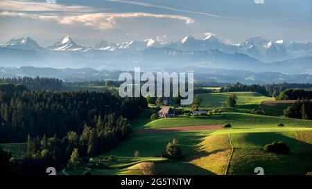 Aussicht auf das Emmental mit Berner Voralpen und Alpen von der Gegend der 'Lueg' in der Gem. Affoltern, c'est-à-dire AM 16.08.20. Foto: Markus Bolliger Banque D'Images